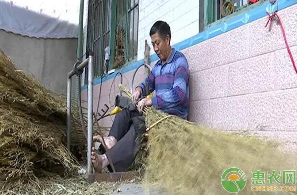 刘维彬正在扎扫帚
